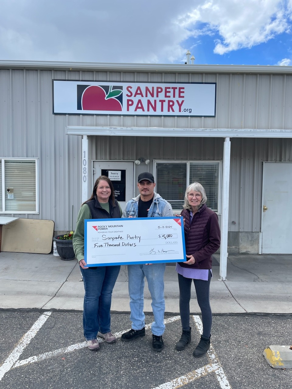 Rocky Mountain power holding $5,000 Check