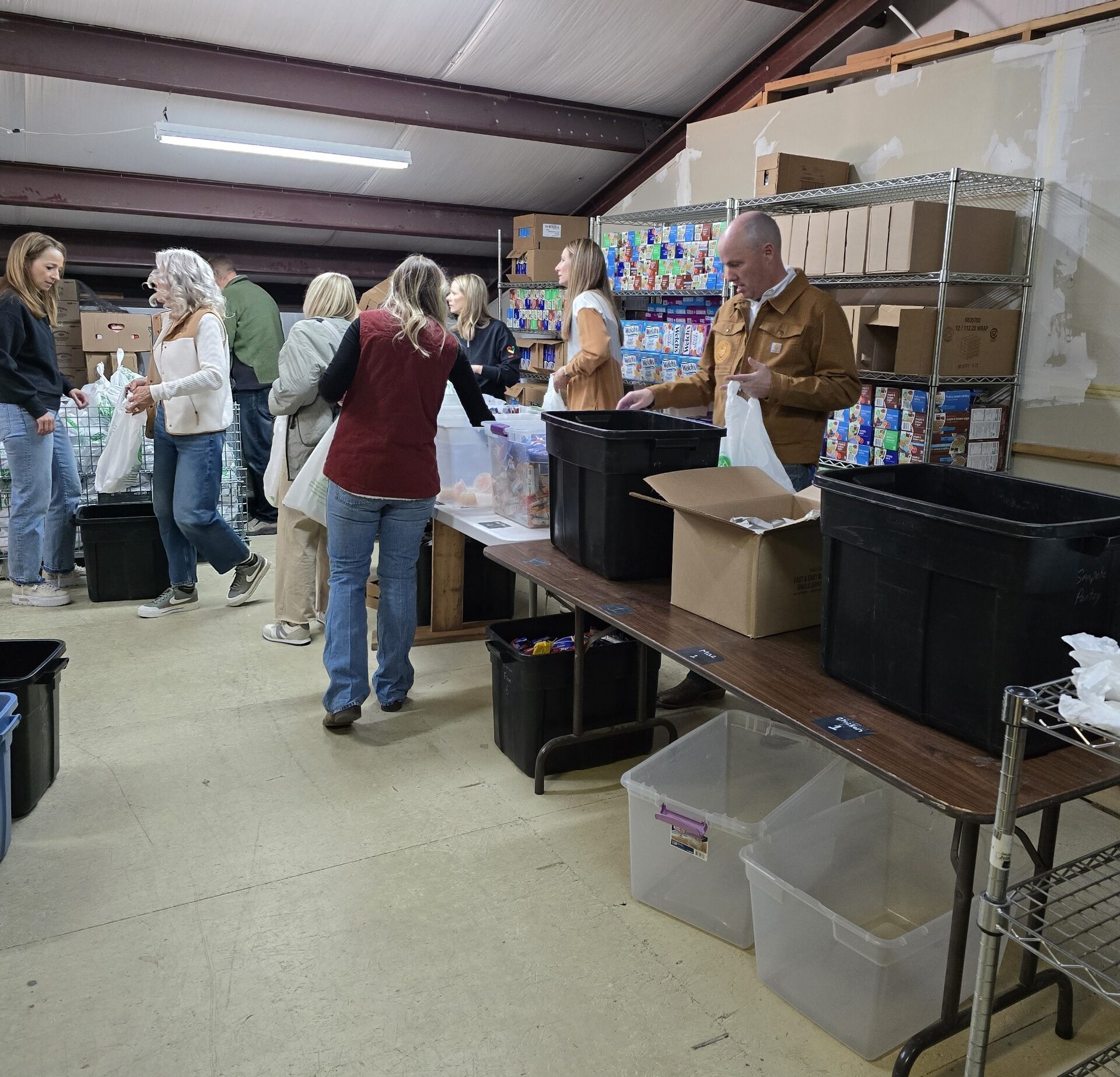 Govenor Cox and Familyu helps with the Kid Packs Program 1 1