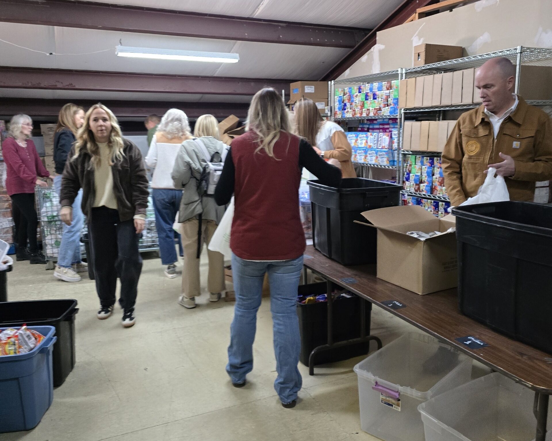 Govenor Cox and Familyu helps with the Kid Packs Program 2 1