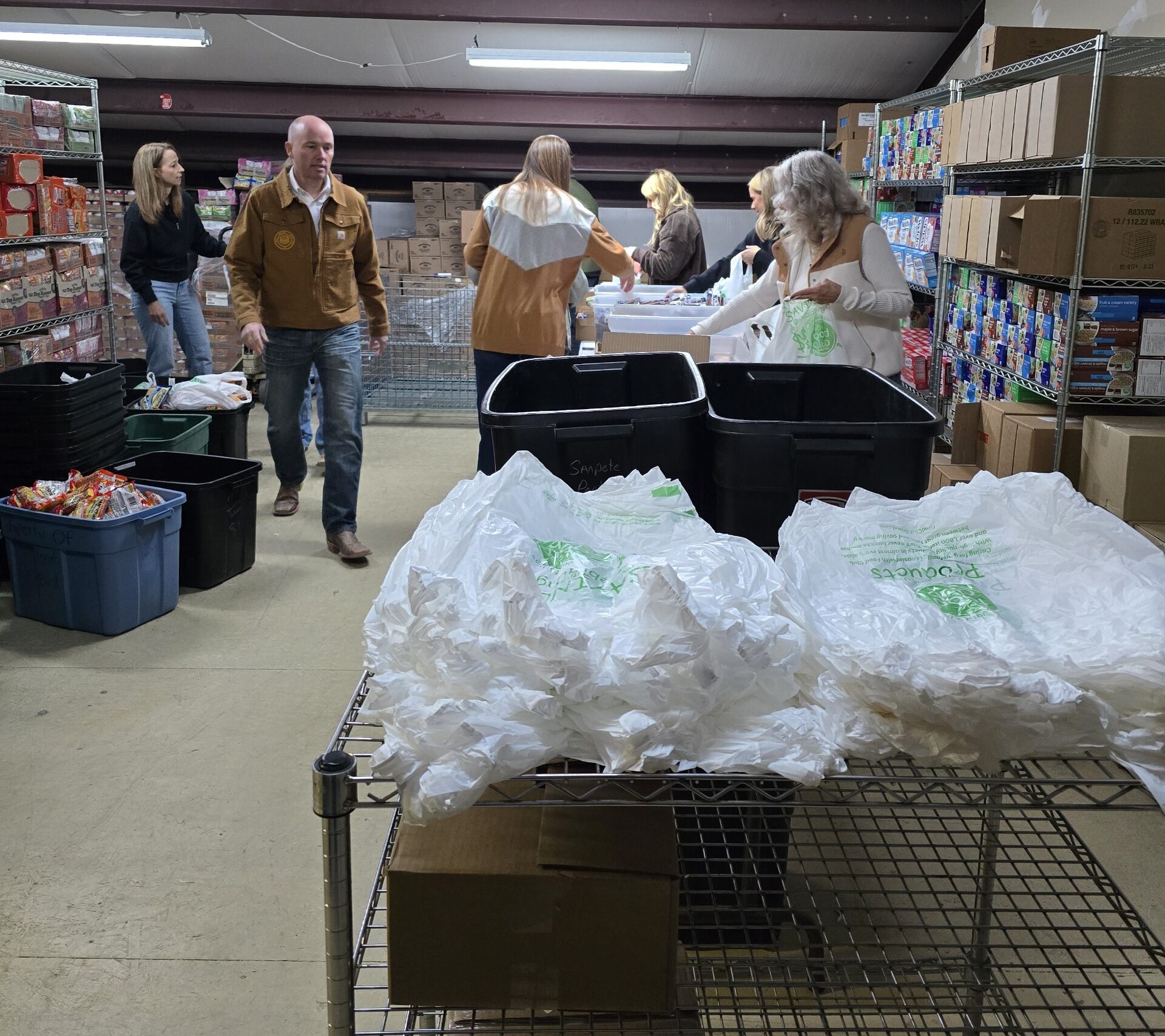 Govenor Cox and Familyu helps with the Kid Packs Program 4 1
